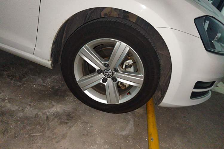 Used Volkswagen Golf 2016 230TSI Automatic Comfort Version Right Front Wheel Hub