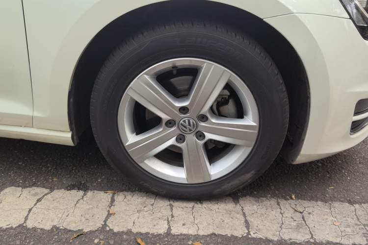 Used Volkswagen Golf 2016 230TSI Manual Comfort Version Right Front Wheel Hub