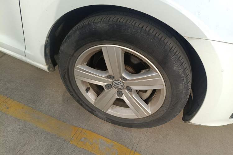 Used Volkswagen Golf 2016 230TSI Automatic Comfort Version Right Front Wheel Hub