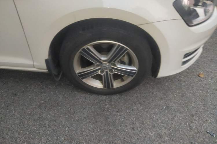Used Volkswagen Golf 2016 230TSI Automatic Comfort Version Right Front Wheel Hub