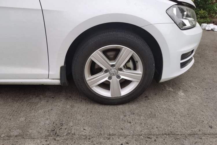 Used Volkswagen Golf 2016 1.6L Automatic Comfort Model Right Front Wheel Hub