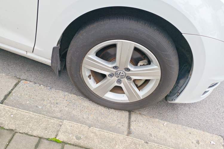 Used Volkswagen Golf 2016 1.6L Automatic Comfort Model Right Front Wheel Hub