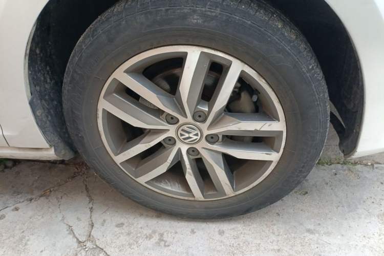 Used Volkswagen Golf 2016 230TSI Automatic Luxury Version Right Front Wheel Hub