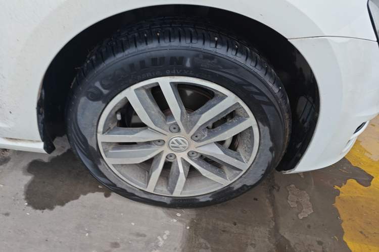 Used Volkswagen Golf 2016 230TSI Automatic Luxury Version Right Front Wheel Hub