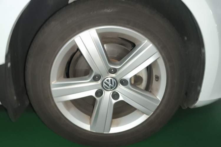 Used Volkswagen Golf 2016 1.6L Automatic Comfort Model Right Front Wheel Hub