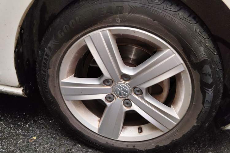 Used Volkswagen Golf 2016 230TSI Automatic Comfort Version Right Front Wheel Hub