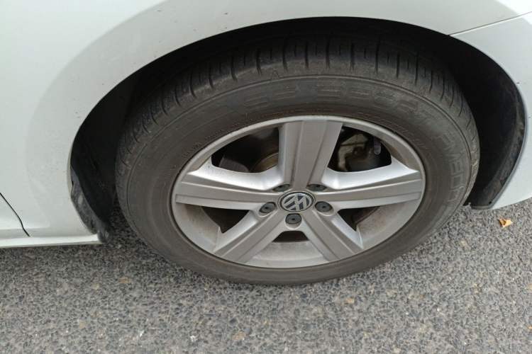 Used Volkswagen Golf 2016 230TSI Automatic Comfort Version Right Front Wheel Hub