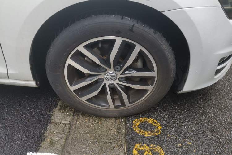 Used Volkswagen Golf 2016 1.4 TSI 25th Anniversary Edition Right Front Wheel Hub