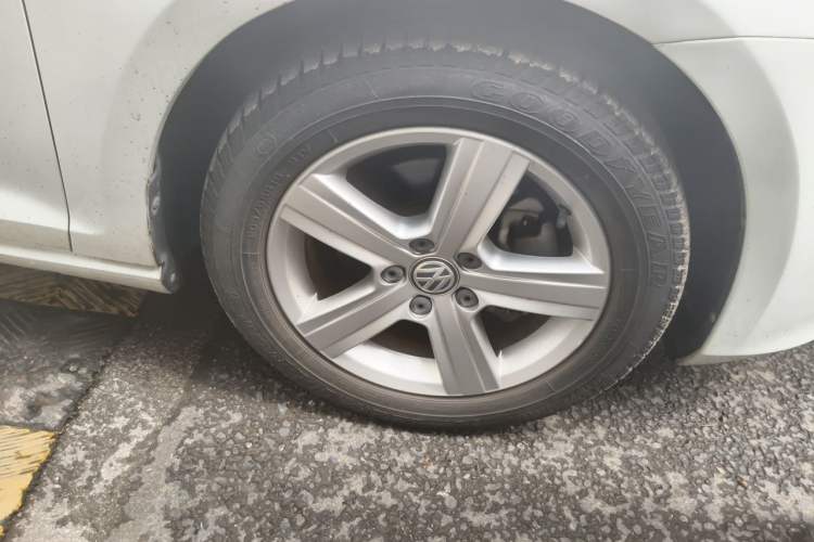 Used Volkswagen Golf 2016 1.6L Automatic Comfort Model Right Front Wheel Hub