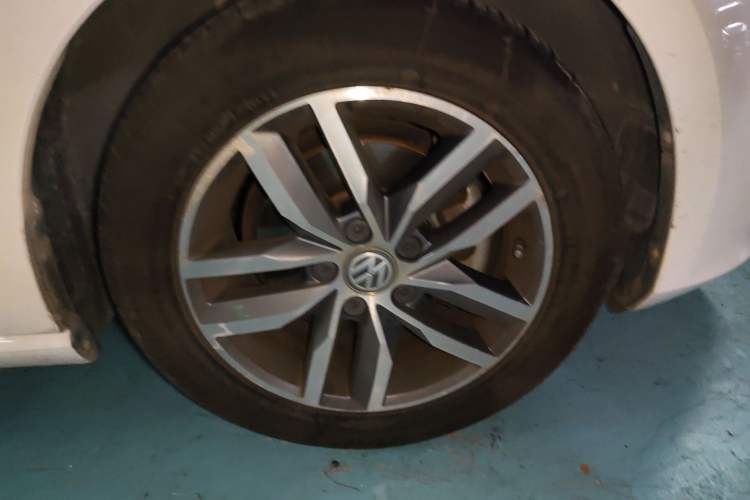 Used Volkswagen Golf 2016 230TSI Automatic Luxury Version Right Front Wheel Hub