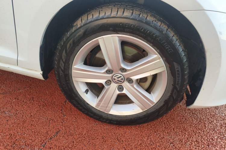 Used Volkswagen Golf 2016 230TSI Automatic Comfort Version Right Front Wheel Hub