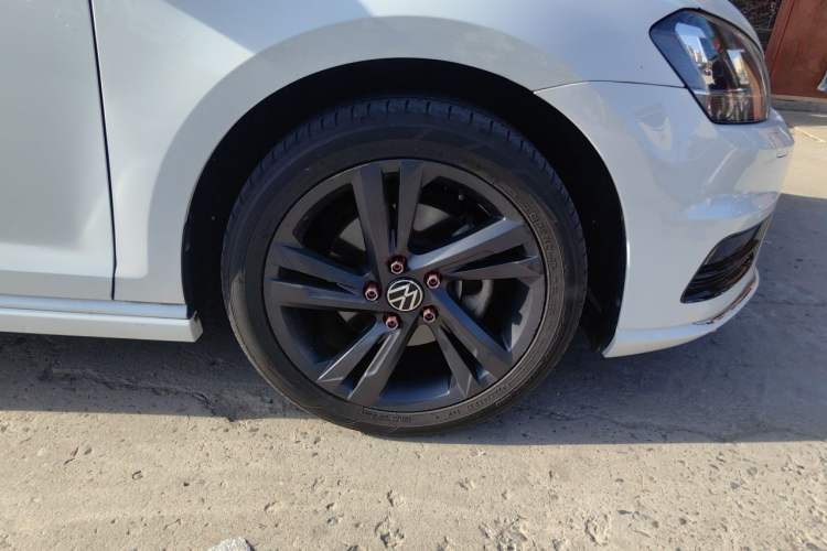 Used Volkswagen Golf 2016 1.4TSI Automatic R-Line Right Front Wheel Hub