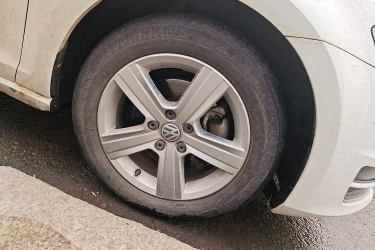 Used Volkswagen Golf 2016 1.6L Automatic Comfort Model Right Front Wheel Hub