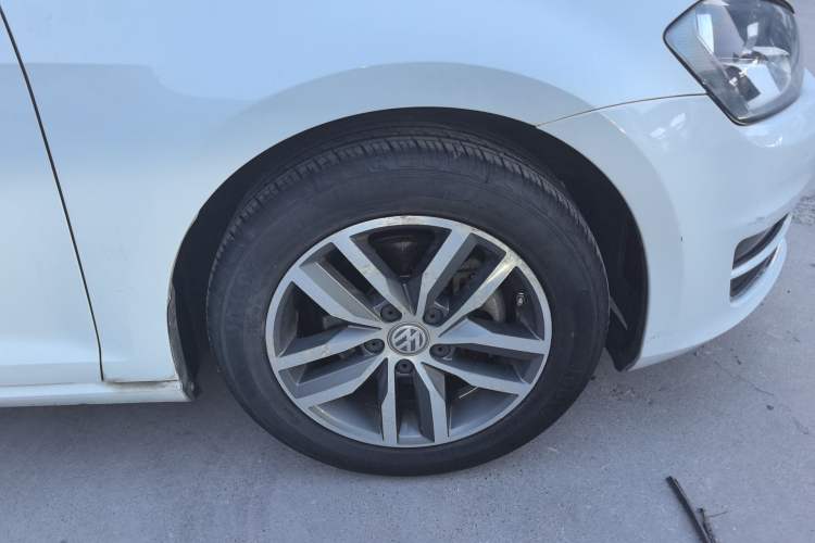 Used Volkswagen Golf 2016 230TSI Automatic Luxury Version Right Front Wheel Hub