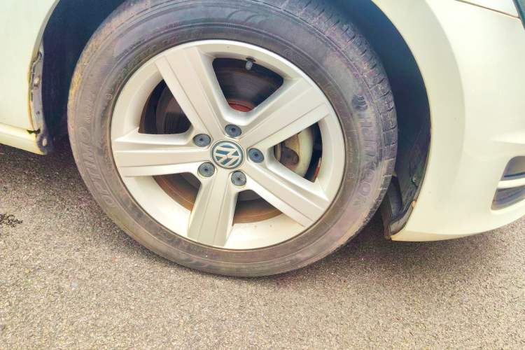 Used Volkswagen Golf 2016 230TSI Automatic Comfort Version Right Front Wheel Hub