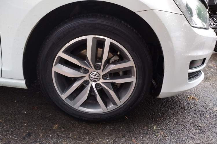 Used Volkswagen Golf 2016 230TSI Automatic Luxury Version Right Front Wheel Hub