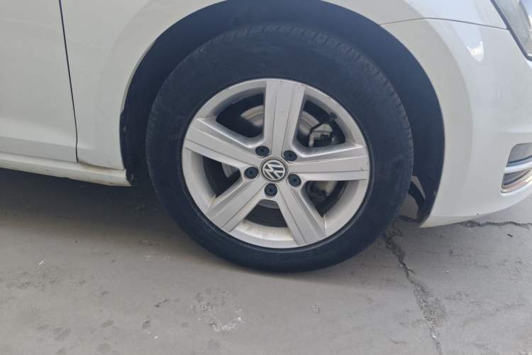 Used Volkswagen Golf 2016 230TSI Automatic Comfort Version Right Front Wheel Hub