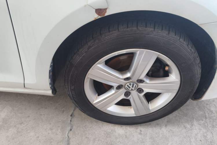 Used Volkswagen Golf 2016 230TSI Automatic Comfort Version Right Front Wheel Hub