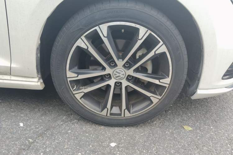 Used Volkswagen Golf 2016 1.4TSI Automatic R-Line Right Front Wheel Hub