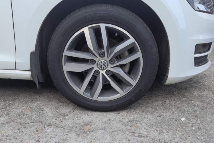 Used Volkswagen Golf 2016 230TSI Automatic Luxury Version Right Front Wheel Hub