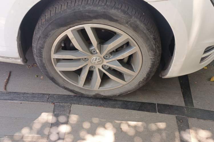 Used Volkswagen Golf 2016 230TSI Automatic Luxury Version Right Front Wheel Hub