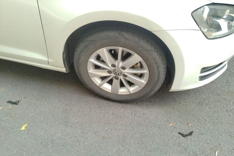 Used Volkswagen Golf 2016 1.6L Automatic Fashion Model Right Front Wheel Hub