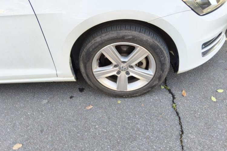 Used Volkswagen Golf 2016 230TSI Automatic Comfort Version Right Front Wheel Hub