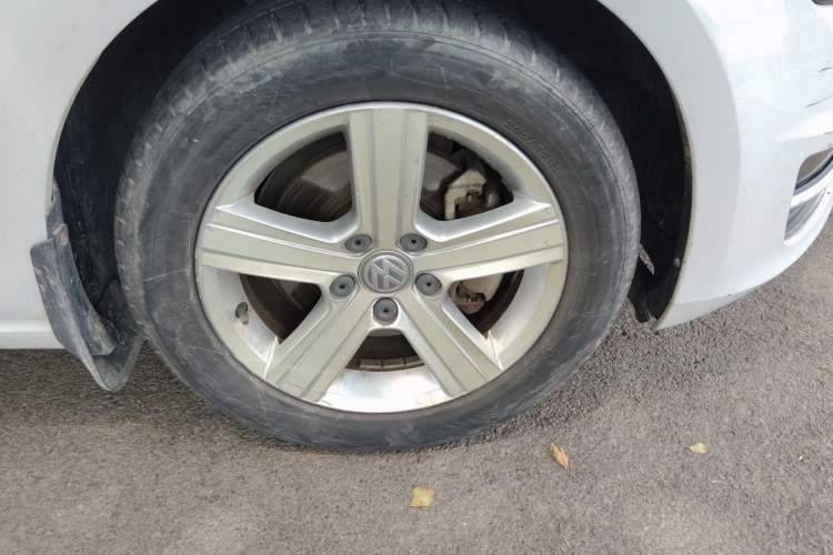 Used Volkswagen Golf 2016 230TSI Automatic Comfort Version Right Front Wheel Hub