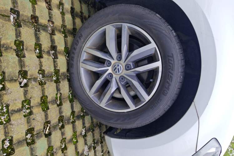Used Volkswagen Golf 2016 230TSI Automatic Luxury Version Right Front Wheel Hub