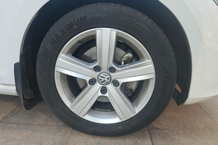 Used Volkswagen Golf 2016 230TSI Automatic Comfort Version Right Front Wheel Hub