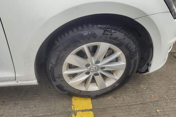 Used Volkswagen Golf 2016 1.6L Automatic Fashion Model Right Front Wheel Hub