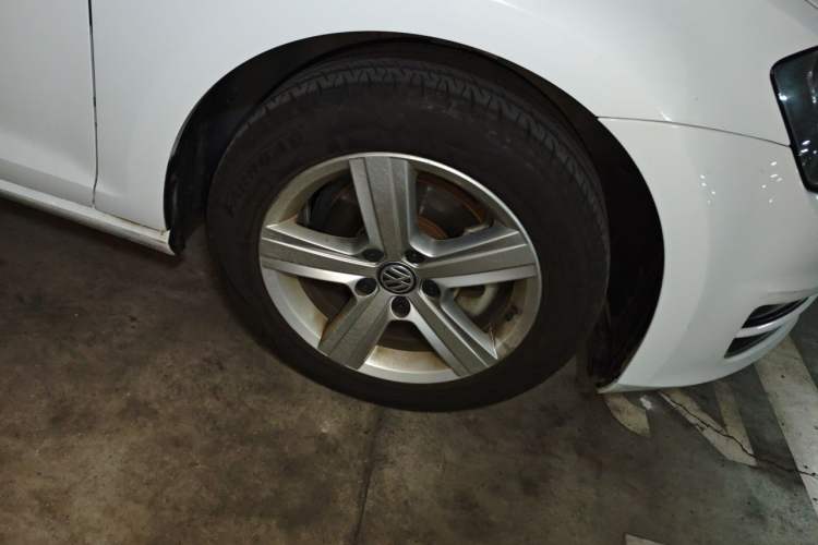Used Volkswagen Golf 2016 1.6L Automatic Comfort Model Right Front Wheel Hub