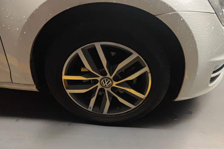 Used Volkswagen Golf 2016 230TSI Automatic Luxury Version Right Front Wheel Hub