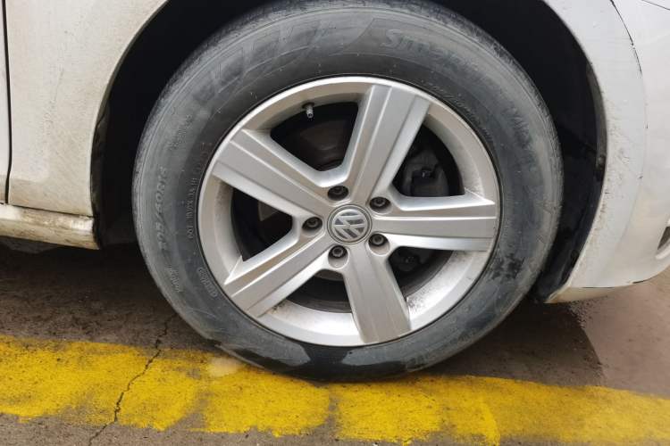 Used Volkswagen Golf 2016 230TSI Automatic Comfort Version Right Front Wheel Hub