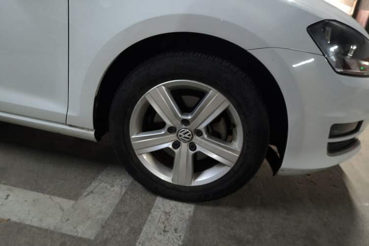 Used Volkswagen Golf 2016 230TSI Automatic Comfort Version Right Front Wheel Hub