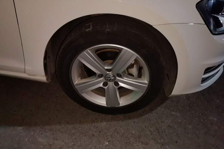 Used Volkswagen Golf 2016 230TSI Automatic Comfort Version Right Front Wheel Hub