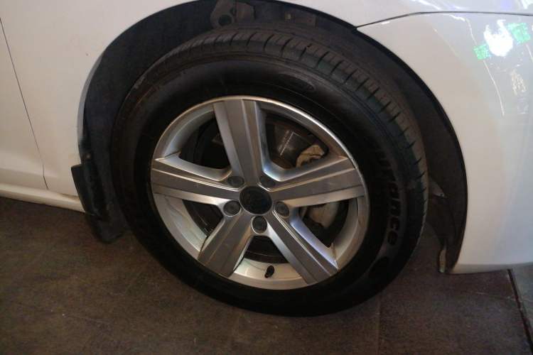 Used Volkswagen Golf 2016 230TSI Automatic Comfort Version Right Front Wheel Hub