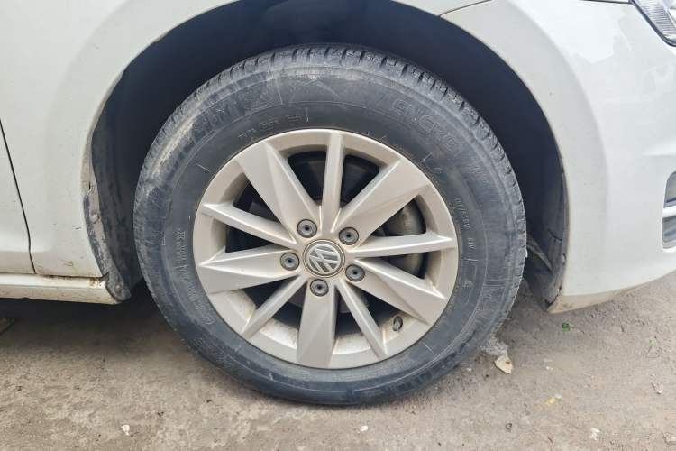 Used Volkswagen Golf 2016 1.6L Automatic Fashion Model Right Front Wheel Hub