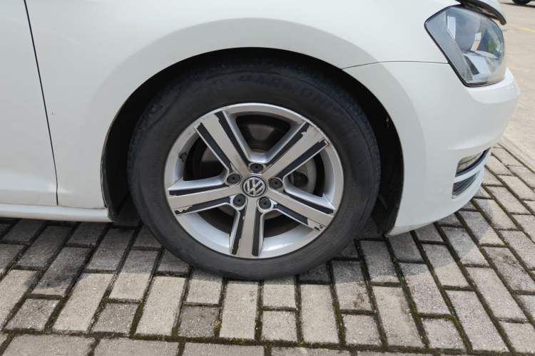 Used Volkswagen Golf 2016 1.6L Automatic Comfort Model Right Front Wheel Hub