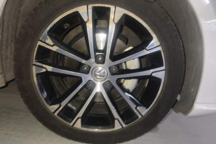 Used Volkswagen Golf 2016 1.4TSI Automatic R-Line Right Front Wheel Hub