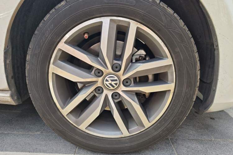 Used Volkswagen Golf 2016 230TSI Automatic Luxury Version Right Front Wheel Hub