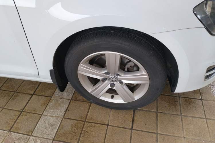 Used Volkswagen Golf 2016 230TSI Automatic Comfort Version Right Front Wheel Hub