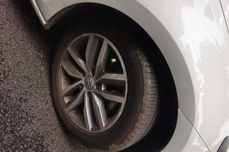 Used Volkswagen Golf 2016 230TSI Automatic Luxury Version Right Front Wheel Hub