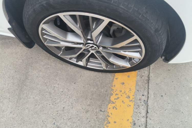 Used Volkswagen Golf 2016 230TSI Automatic Comfort Version Right Front Wheel Hub