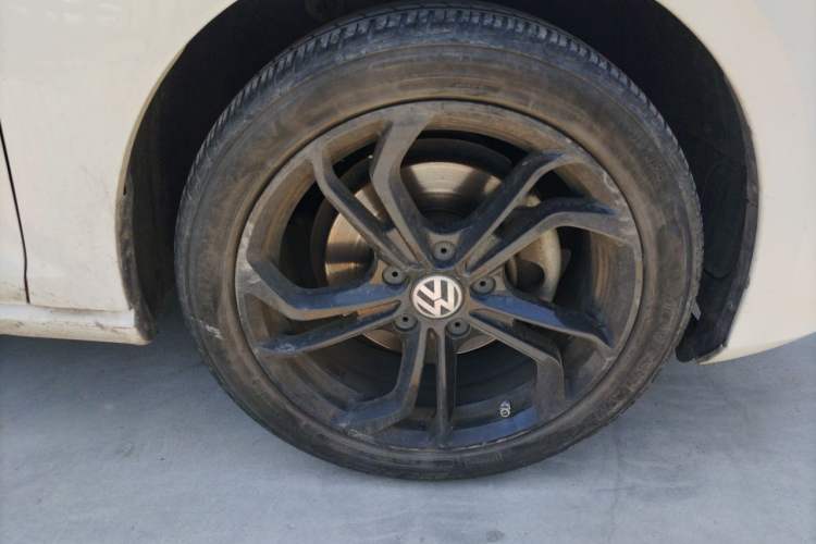 Used Volkswagen Golf 2016 230TSI Automatic Luxury Version Right Front Wheel Hub