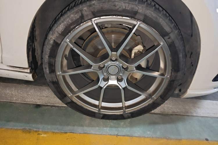 Used Volkswagen Golf 2016 1.4TSI Automatic R-Line Right Front Wheel Hub