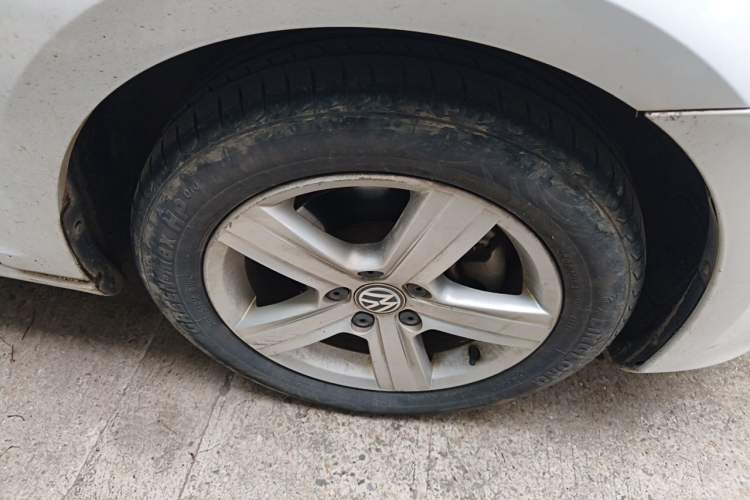 Used Volkswagen Golf 2016 230TSI Automatic Comfort Version Right Front Wheel Hub