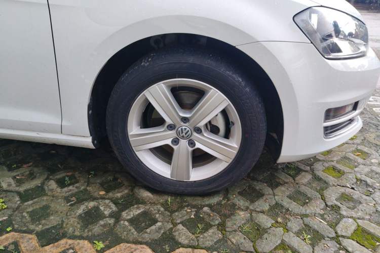 Used Volkswagen Golf 2016 1.6L Automatic Comfort Model Right Front Wheel Hub