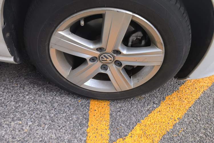 Used Volkswagen Golf 2016 230TSI Automatic Comfort Version Right Front Wheel Hub