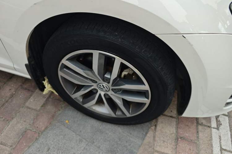 Used Volkswagen Golf 2016 230TSI Automatic Luxury Version Right Front Wheel Hub